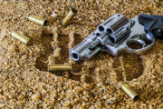 Mordfreispruch unter Vorbehalt - Pistole und Munition