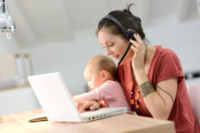 Mutter mit Kind am Laptop
