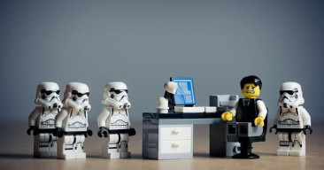 Spielzeug Star Wars-Figuren im Büro