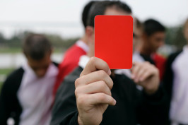 Schiedsrichter zeigt rote Karte