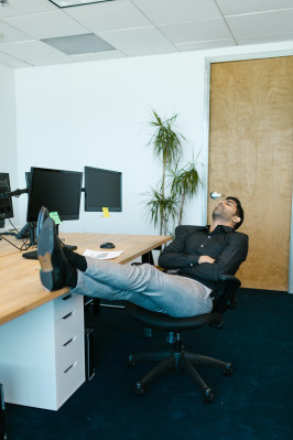 Mann schläft im Büro