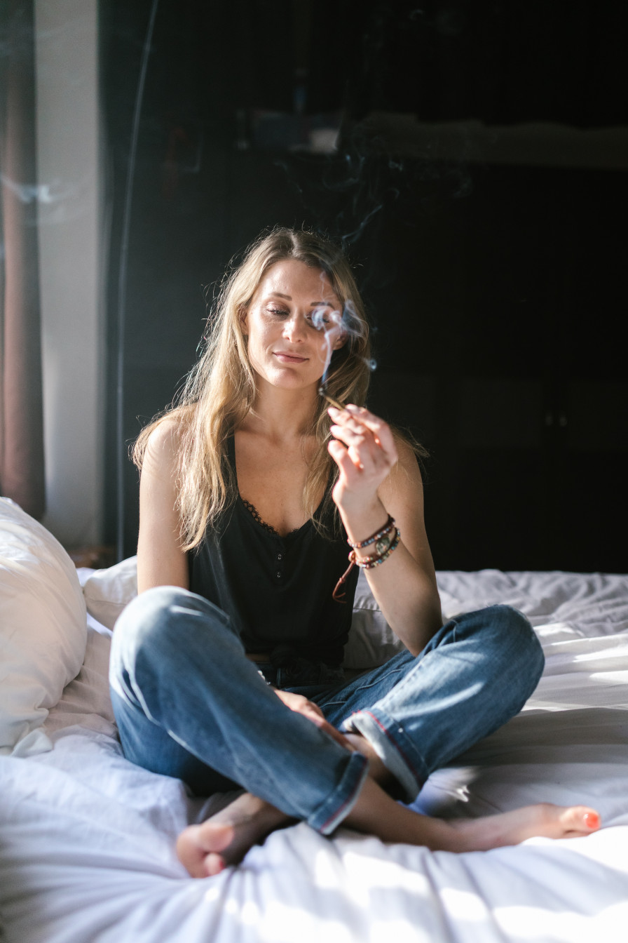 Frau mit rauchender Marihuana Zigarette